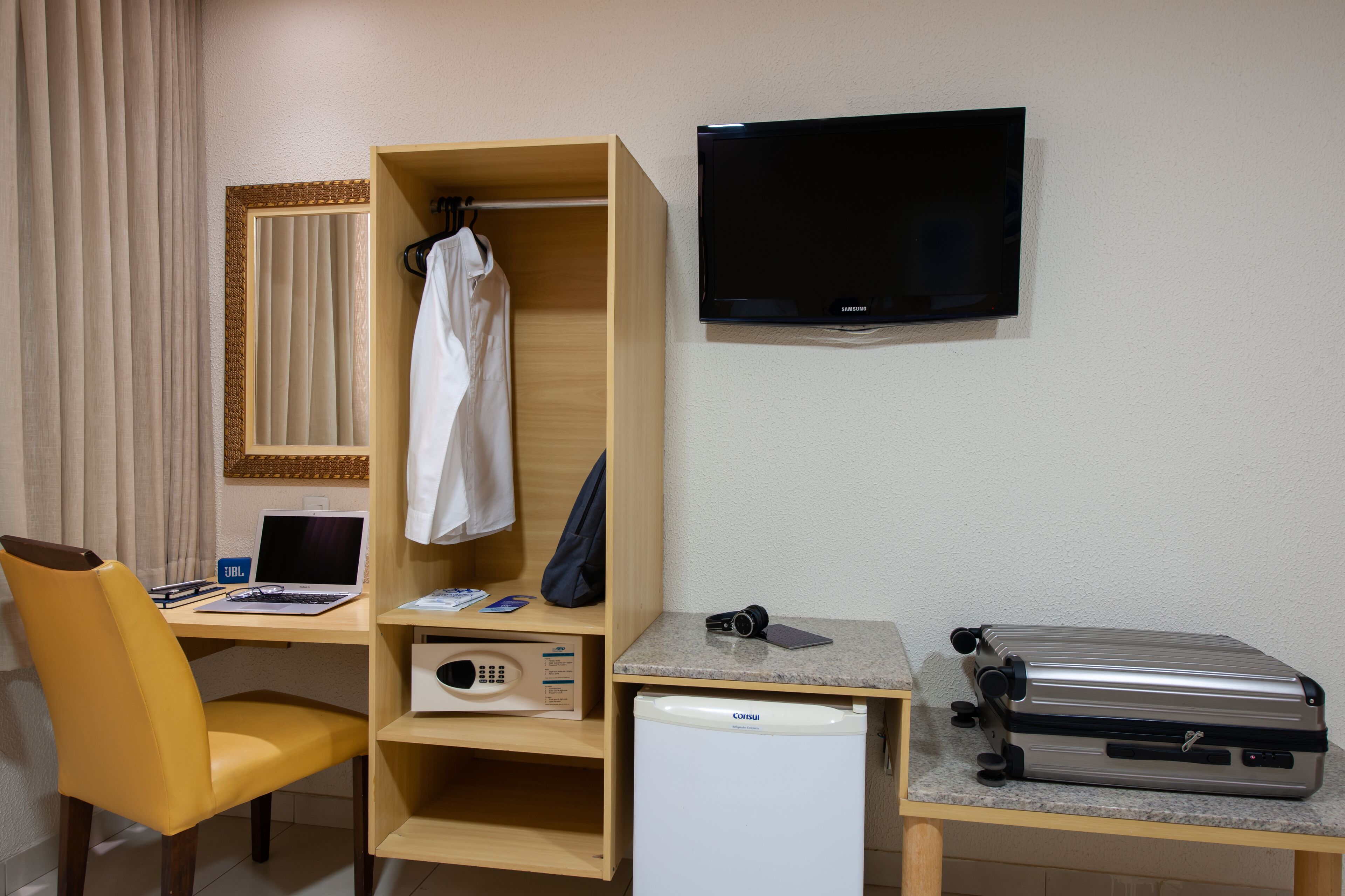 superior room (1 cama casal + 1 cama solteiro) | 1 bedroom, hypo-allergenic bedding, in-room safe, desk