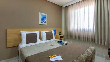 Habitación estándar, 1 cama doble | Ropa de cama hipoalergénica, caja fuerte, escritorio