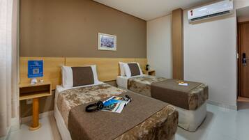 Quarto standard, 2 camas de solteiro | Roupas de cama antialérgicas, cofres nos quartos, escrivaninha