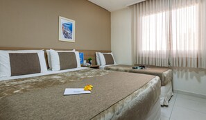 Deluxe Room (1 Cama casal + 1 Cama solteiro) | Hypo-allergenic bedding, in-room safe, desk, laptop workspace - HOTEL OLYMPIA VILA VELHA (Vila Velha)
