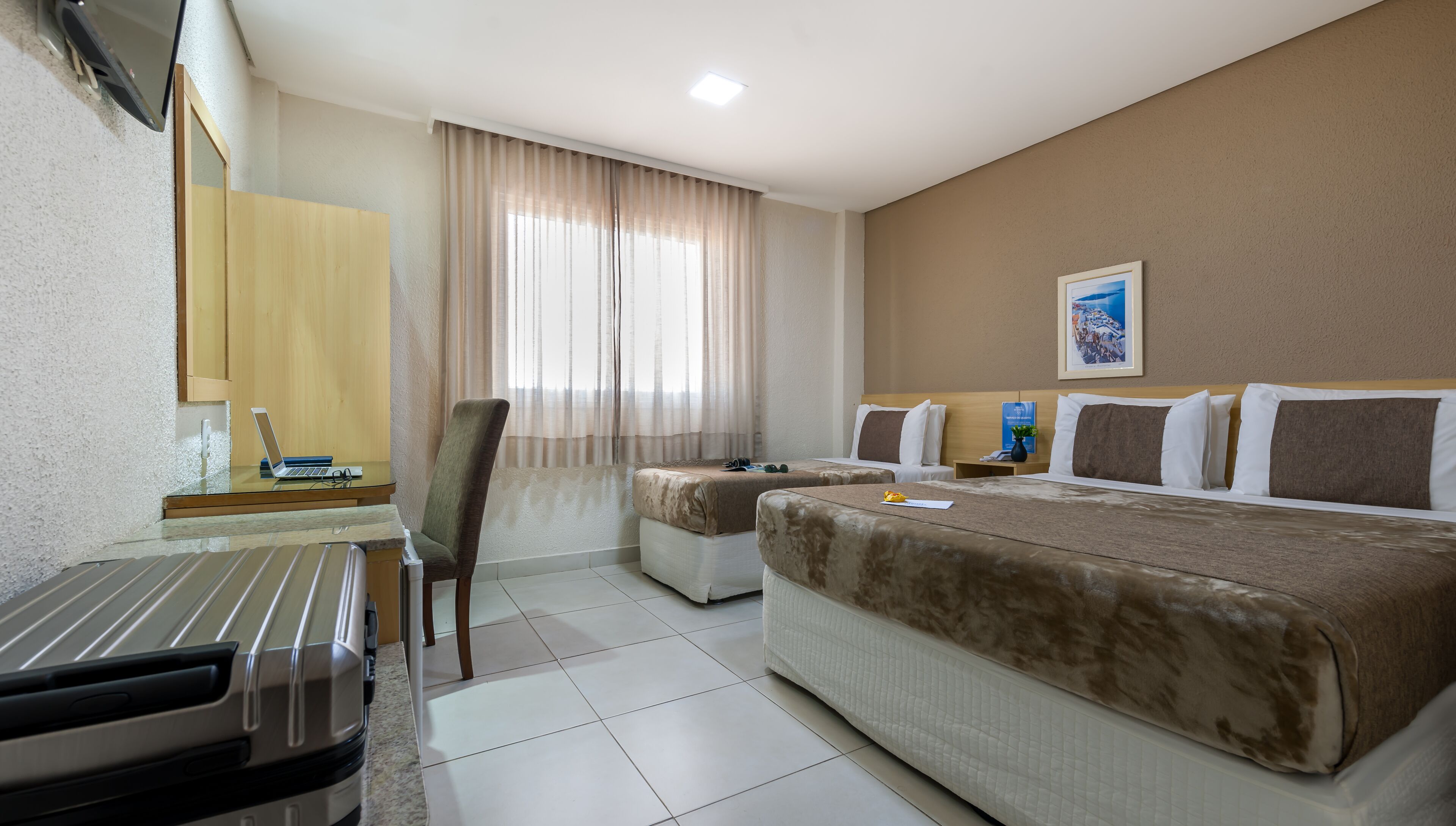 standard room (1 cama casal + 1 cama solteiro) | 1 bedroom, hypo-allergenic bedding, in-room safe, desk