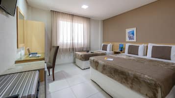 Habitación estándar (1 Cama casal + 1 Cama solteiro) | Ropa de cama hipoalergénica, caja fuerte, escritorio