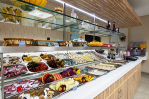 朝食 (ビュッフェ)、毎日提供 (無料)