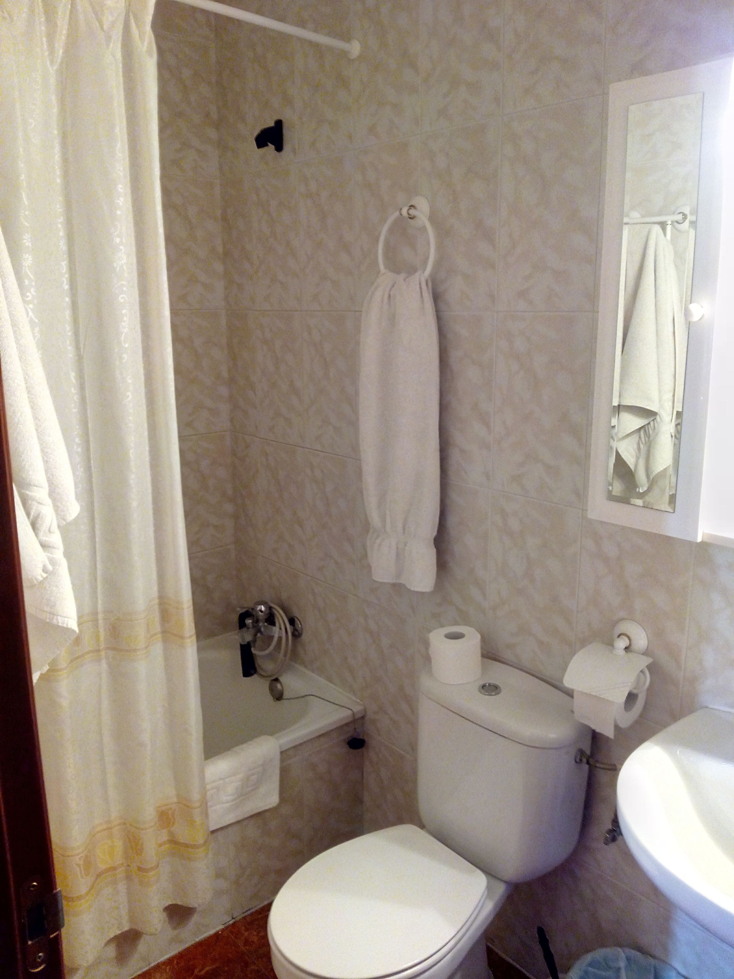 bathtub, free toiletries, towels