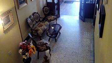 Coin salon dans le hall