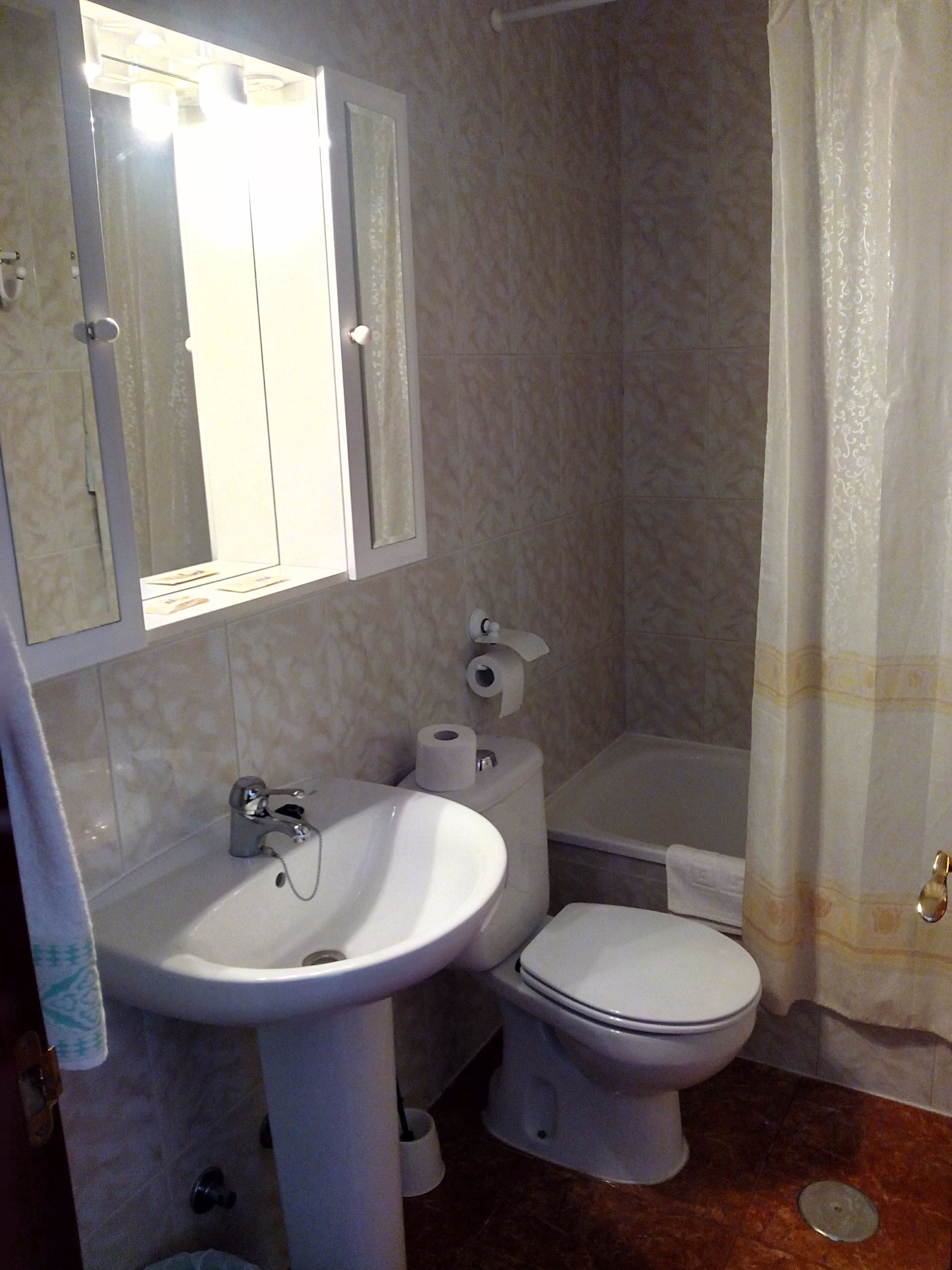 bathtub, free toiletries, towels