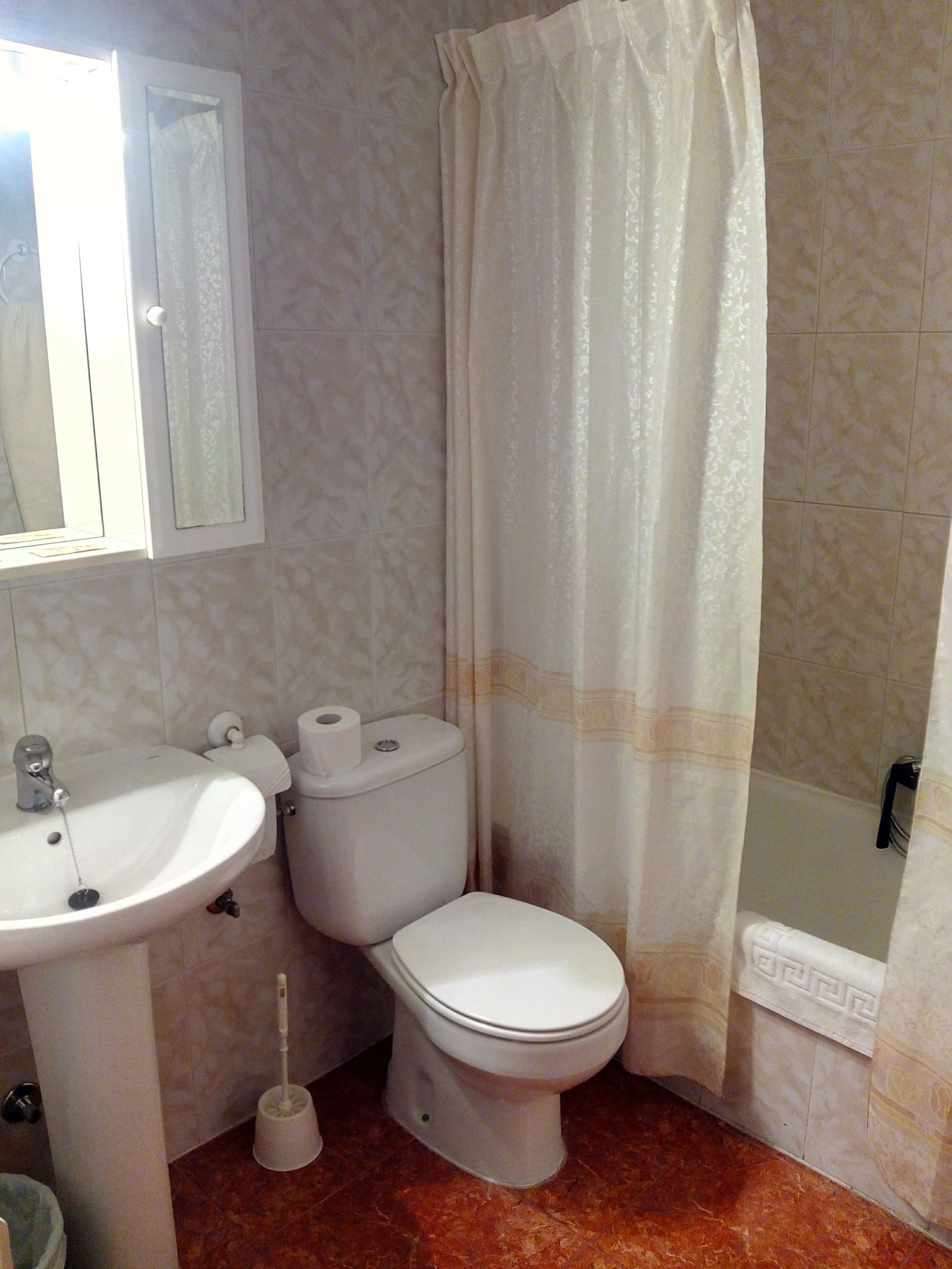 bathtub, free toiletries, towels