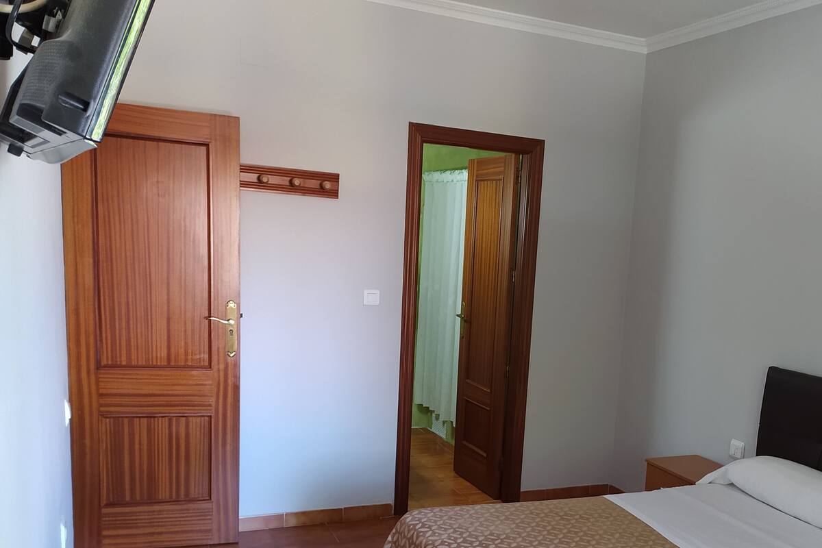 Quarto casal (with Living Room) | Escrivaninha, cortinas blackout, camas extras/dobráveis (sobretaxa)