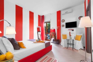 Minibar, in-room safe, individually decorated, individually furnished - Les Chic (Sorrento)