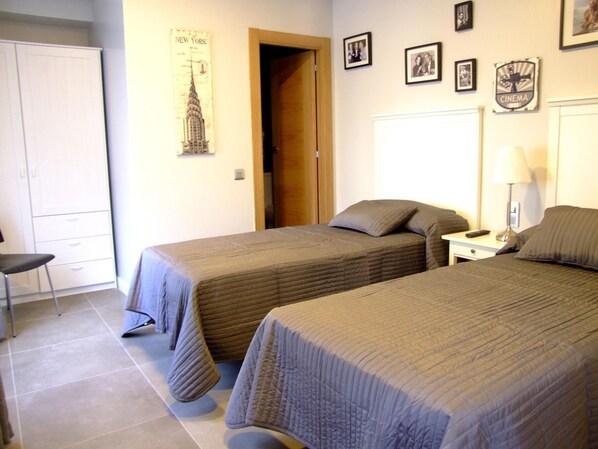 Kamer, 1 twee- of 2 eenpersoonsbedden | Een bureau, verduisterende gordijnen, gratis wifi