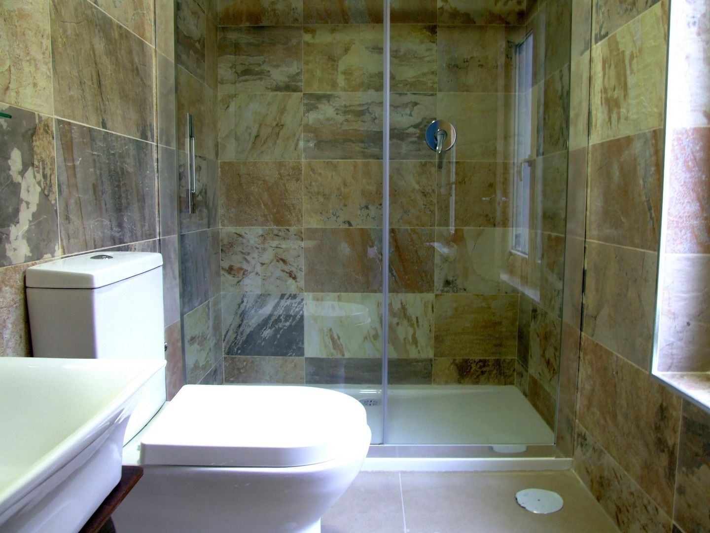 Kamer, 1 twee- of 2 eenpersoonsbedden | Badkamer | Een douche, gratis toiletartikelen, een haardroger, handdoeken