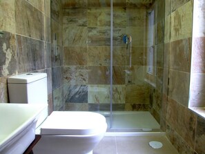 Kamer, 1 twee- of 2 eenpersoonsbedden | Badkamer | Een douche, gratis toiletartikelen, een haardroger, handdoeken