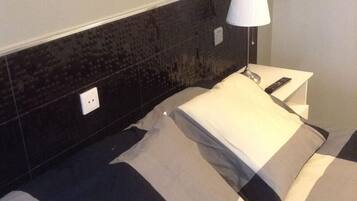 Habitación con 1 cama doble o 2 individuales | Escritorio, cortinas opacas, wifi gratis