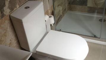 Habitación con 1 cama doble o 2 individuales | Baño | Ducha, artículos de higiene personal gratuitos y secador de pelo