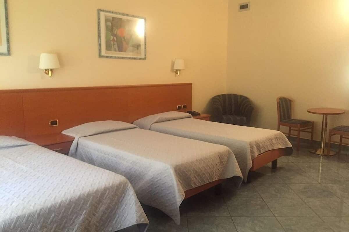 Habitación triple | 1 dormitorio, sábanas italianas Frette, ropa de cama de alta calidad