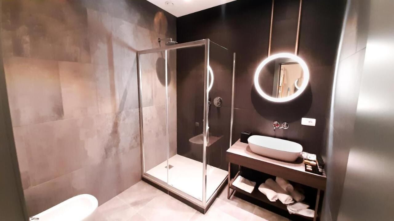 Dusche, Regendusche, kostenlose Toilettenartikel, Haartrockner