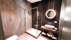 Shower, rainfall showerhead, free toiletries, hair dryer - Keb Hotel (Milan)
