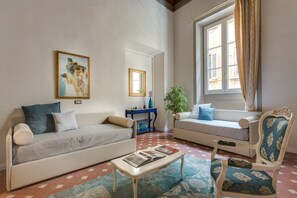 Luxury Quadruple Room (Monnalisa) | Memory-foam beds, minibar, in-room safe, individually decorated - Residenza D'Epoca Historia Luxury (Florence)