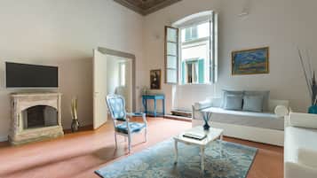 Luxury Quadruple Room (Da Vinci) | Living room | 43-inch flat-screen TV with digital channels, TV