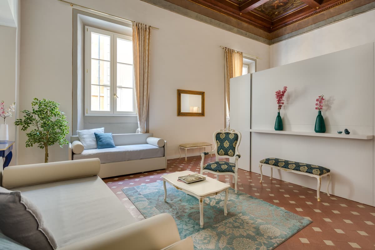 Habitación cuÔdruple de lujo (Monnalisa) | Sala de estar | Televisión de pantalla plana de 43 pulgadas con canales digitales