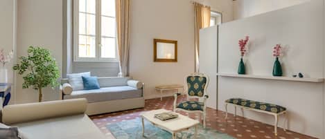 Habitación cuádruple de lujo (Monnalisa) | Sala de estar | Televisión de pantalla plana de 43 pulgadas con canales digitales