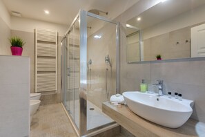 Habitación cuádruple de lujo (Monnalisa) | Baño | Ducha y cabezal de ducha tipo lluvia