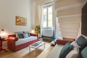 Quadruple Room (2 levels - Beatrice) | Living area | 43-inch flat-screen TV with digital channels, TV - Residenza D'Epoca Historia Luxury (Florence)