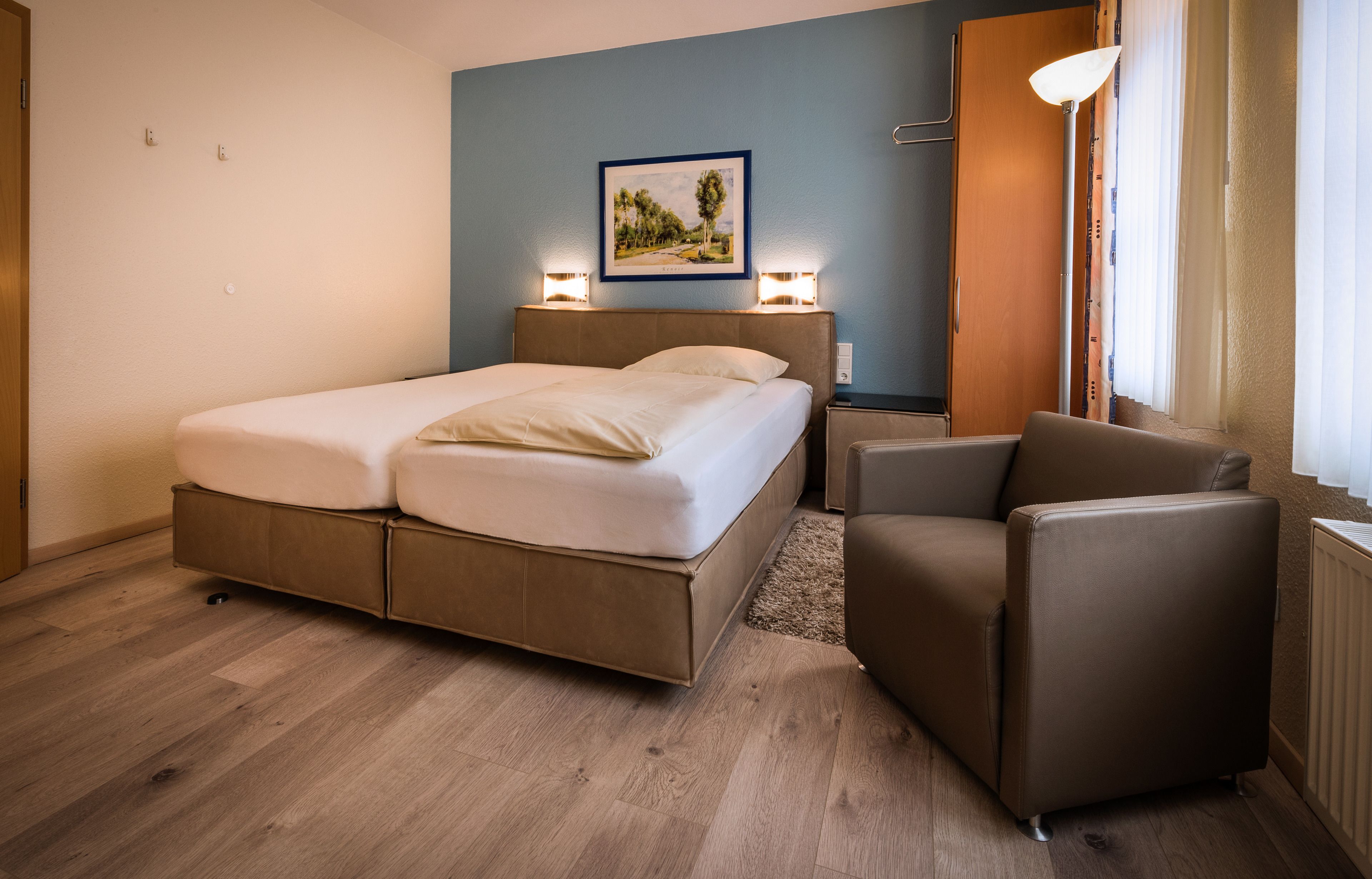 1 bedroom, egyptian cotton sheets, premium bedding, desk