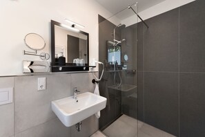 Shower, free toiletries, hair dryer, towels - Hotel Nagel (Sudlohn)