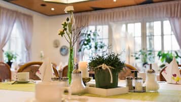 Colazione a buffet, servita tutte le mattine (12.00 EUR a persona)