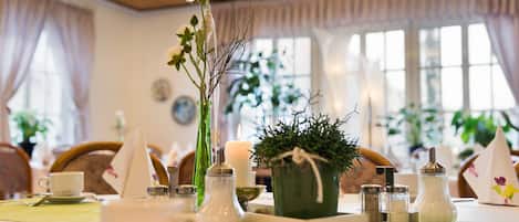 Tägliches Frühstücksbuffet (12.00 EUR pro Person)