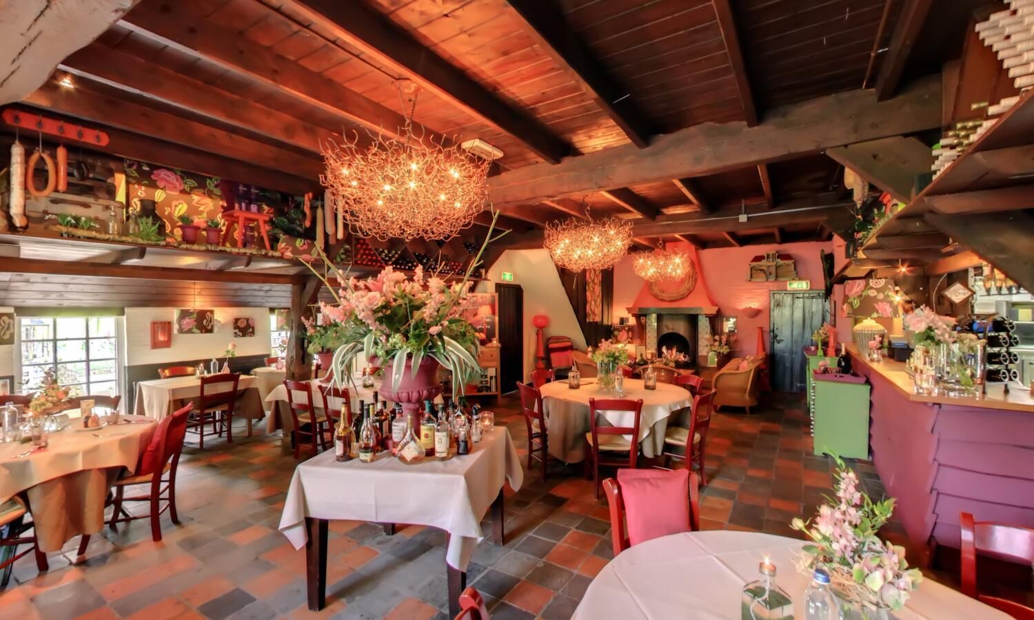 Déjeuner et dîner servis sur place, spécialités Cuisine internationale