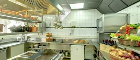 Lunch and dinner served, international cuisine