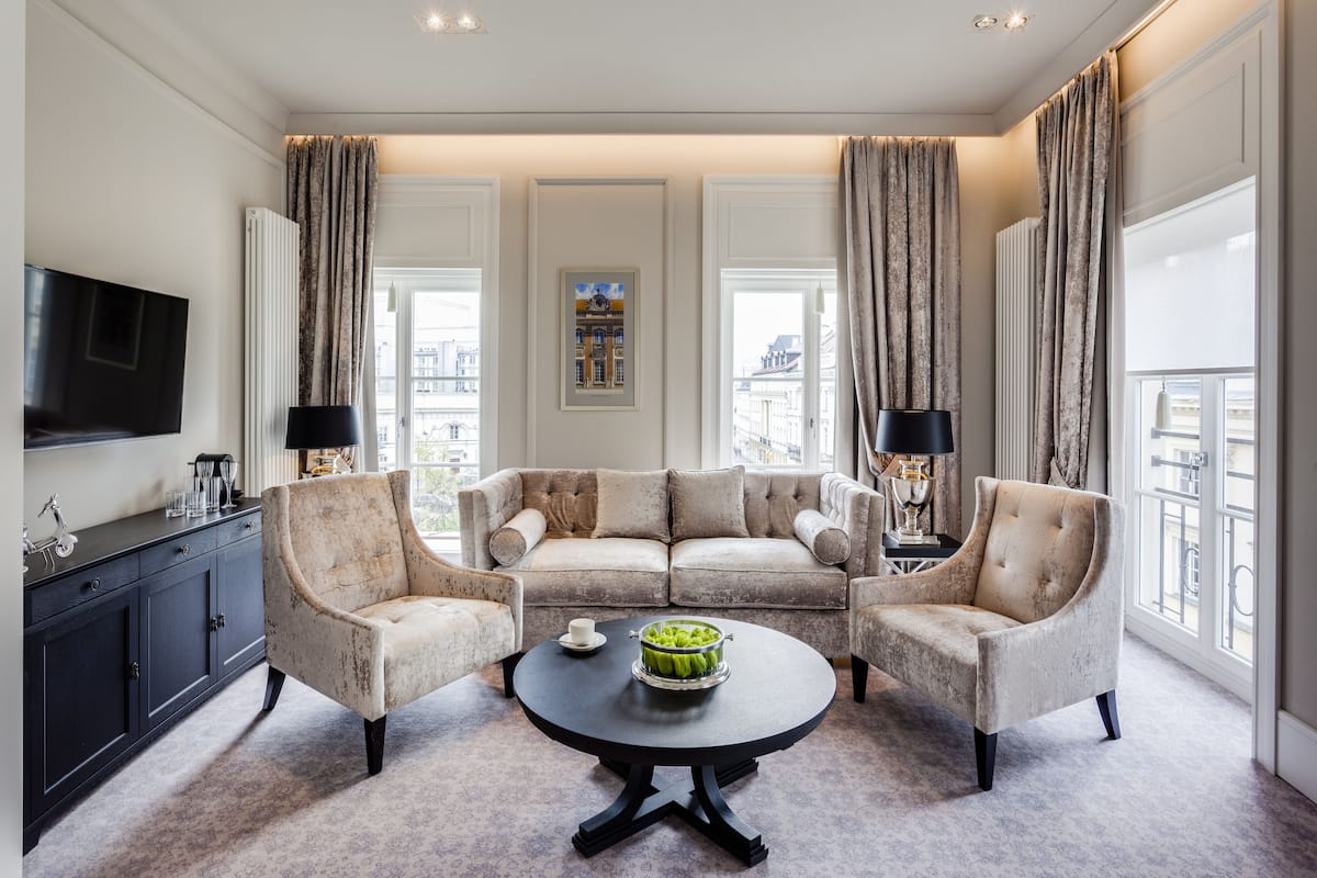 Appartement | Woonkamer | Een 42-inch lcd-televisie met kabelzenders en een televisie