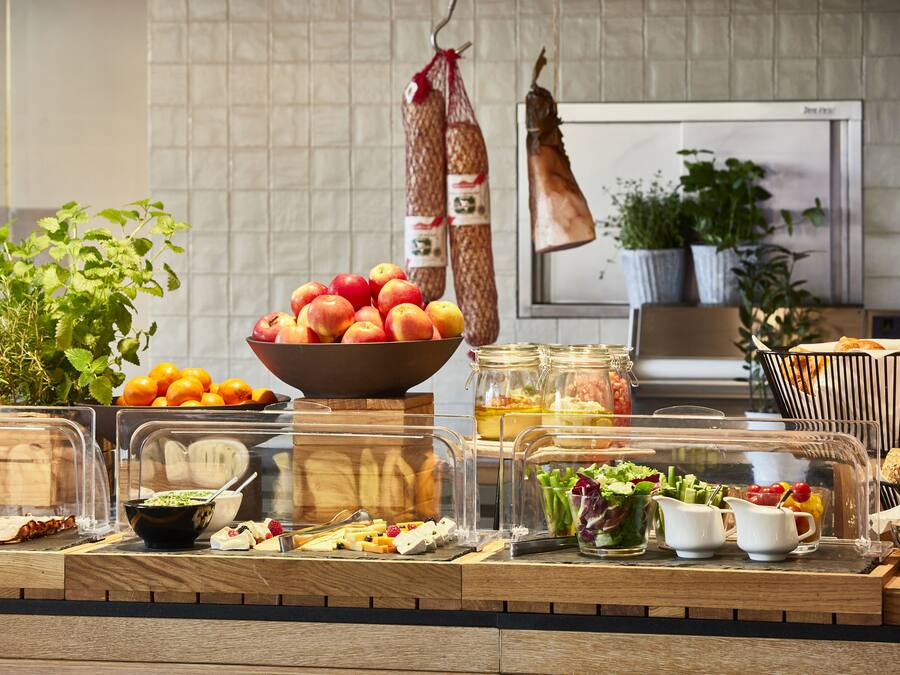 Daily buffet breakfast (PLN 150 per person)