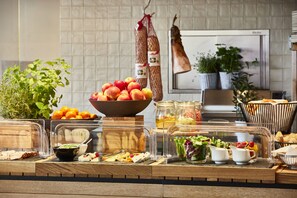 Desayuno buffet todos los días (con cargo)