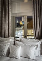 Apartment | Premium bedding, minibar, in-room safe, desk