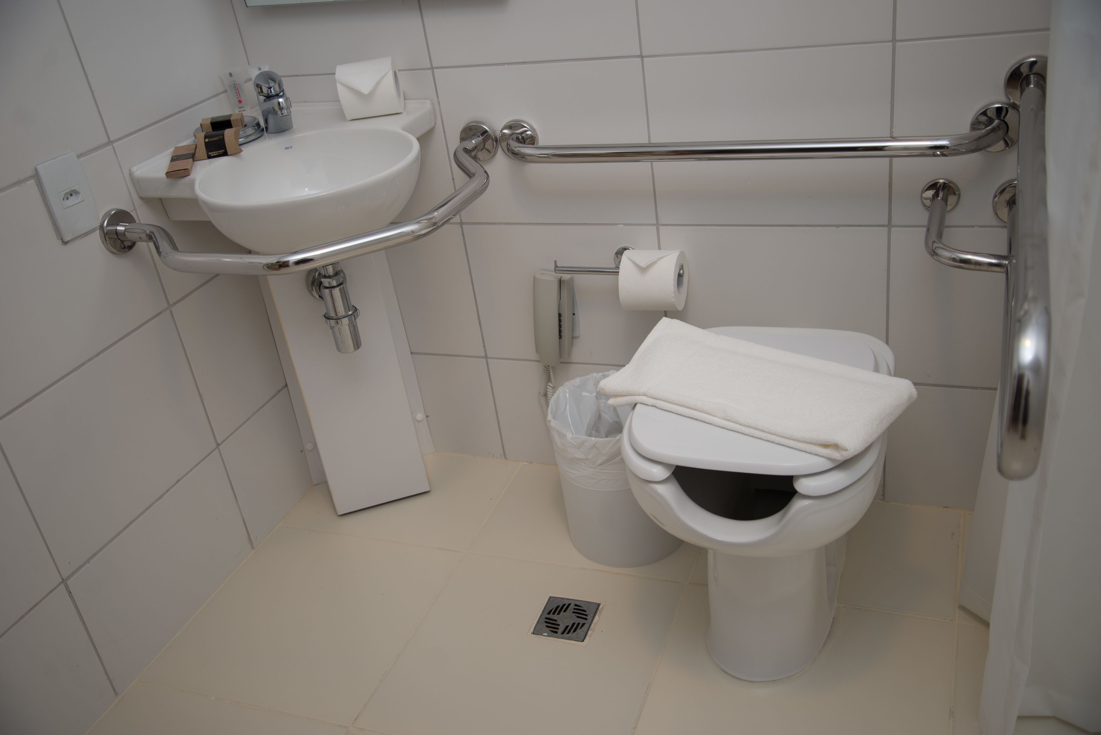 shower, rainfall showerhead, free toiletries, towels