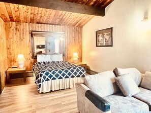 Quarto executivo, para não fumantes | Área de estar | TV 32 polegadas com canais a cabo