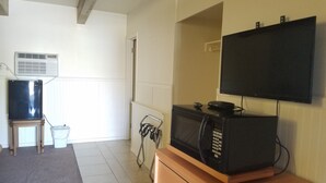 Standard Room, 1 Queen Bed | Desk, blackout drapes, WiFi (free), individually decorated - I-84 Motor Inn (Caldwell)