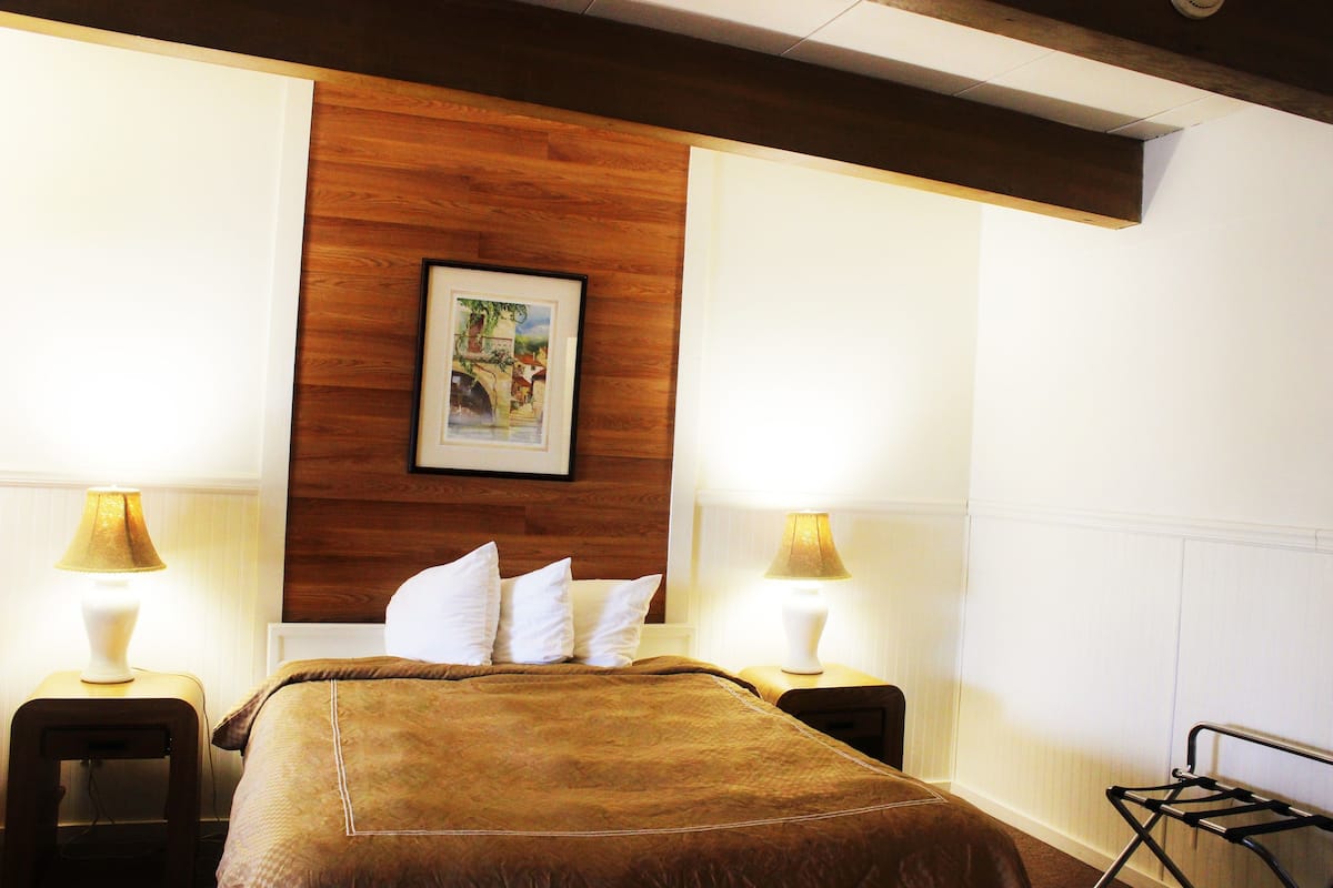 Standard Room, 1 Queen Bed | Desk, blackout drapes, WiFi (free), individually decorated