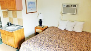 Standard Room, 1 King Bed | Desk, blackout drapes, WiFi (free), individually decorated - I-84 Motor Inn (Caldwell)