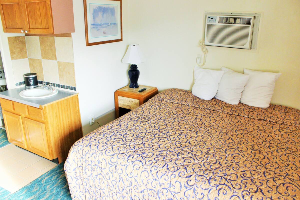 Standard Room, 1 King Bed | Desk, blackout drapes, WiFi (free), individually decorated
