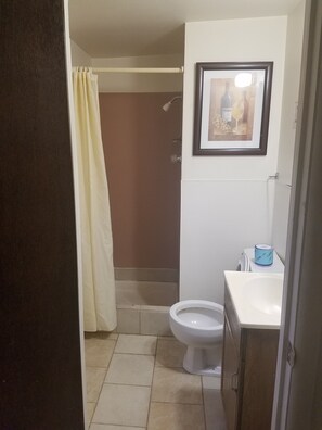 Standard Room, 1 Queen Bed | Bathroom | Combined shower/bathtub, free toiletries - I-84 Motor Inn (Caldwell)