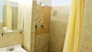 Family Room, 2 Queen Beds | Bathroom | Combined shower/tub, free toiletries - I-84 Motor Inn (Caldwell)