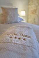 Et nærbillede af et hvidt håndklæde med teksten 'villa split' broderet på.