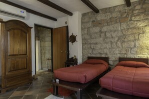 Habitación estándar doble | Cunas (de pago), wifi gratis, ropa de cama