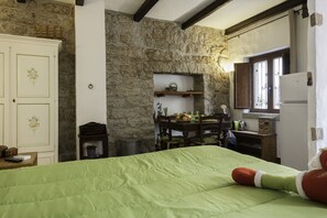 家庭客房 | 起居區 | 32-吋 LCD 液晶電視、數位頻道、電視