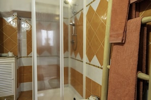 Standard Double Room | Bathroom shower