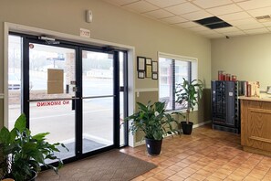 Interior entrance - Paris Inn and Suites (Paris)